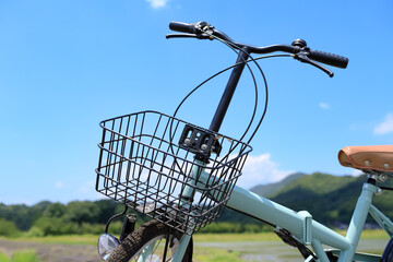 自転車のクローズアップと自然豊かなさわやかな青空の風景