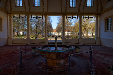 Brunnenhalle im Kurpark im Bayerischen Staatsbad Bad Bocklet, Landkreis Bad Kissingen,...