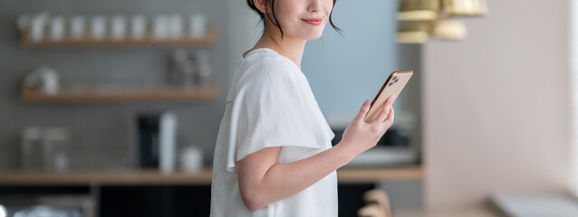 カフェでスマホを使う女性