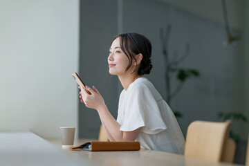 カフェでスマホを使う女性
