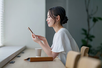 カフェでスマホを使う女性
