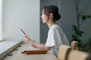 カフェでスマホを使う女性