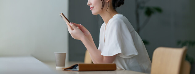 カフェでスマホを使う女性
