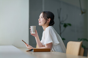 カフェでスマホを使う女性