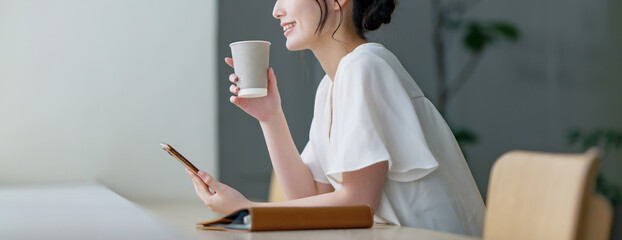 カフェでスマホを使う女性