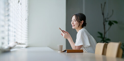 カフェでスマホを使う女性