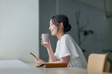 カフェでスマホを使う女性