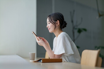 カフェでスマホを使う女性