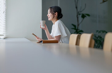 カフェでスマホを使う女性
