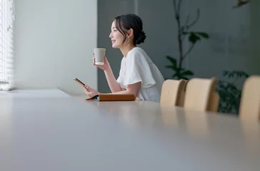  カフェでスマホを使う女性 © naka