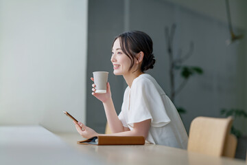 カフェでスマホを使う女性