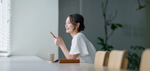 カフェでスマホを使う女性