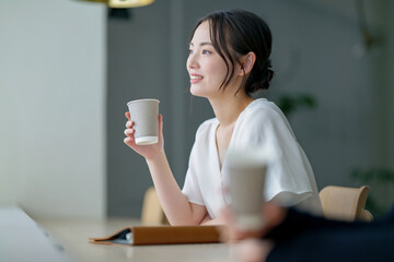カフェでスマホを使う女性