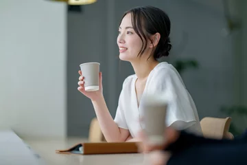  カフェでスマホを使う女性 © naka