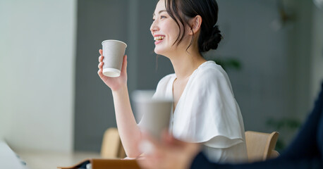 カフェでスマホを使う女性