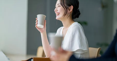  カフェでスマホを使う女性 © naka