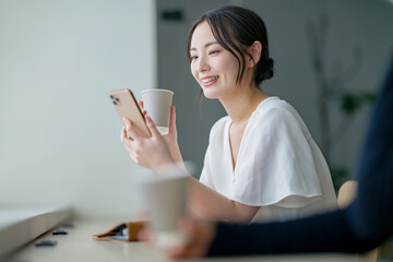 カフェでスマホを使う女性
