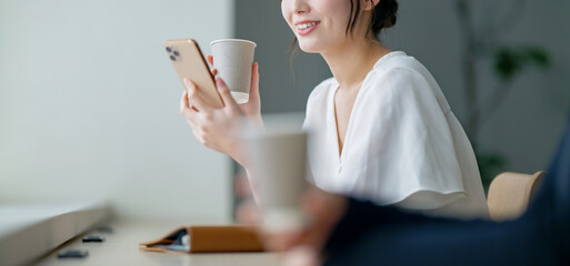 カフェでスマホを使う女性
