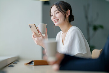 カフェでスマホを使う女性