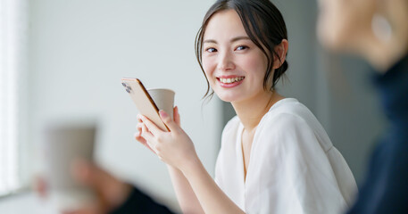 カフェでスマホを使う女性