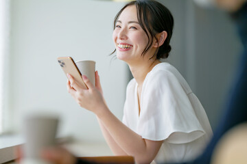 カフェでスマホを使う女性