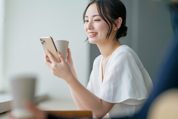 カフェでスマホを使う女性