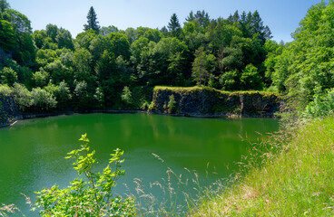 Basaltsee Tintenfass am Farnsberg bei Riedenberg im NSG Schwarze Berge, Biosphärenreservat Rhön,...