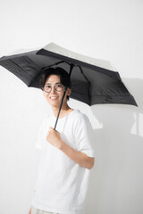 日傘をさす眼鏡の男性