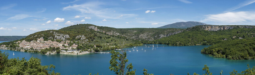 La Commune Varoise de Bauduen au bord du lac de Sainte-Croix et les monts du Verdon en arrière plan. Vue depuis la D71 le long de la rive opposée au lac de Sainte-Croix