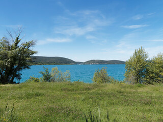 Le lac de Sainte-Croix vu depuis Bauduen en direction du Pont et barrage-voûte sur le Verdon entre les gorges de Baudinar et le Village de Sainte-Croix-du-Verdon 