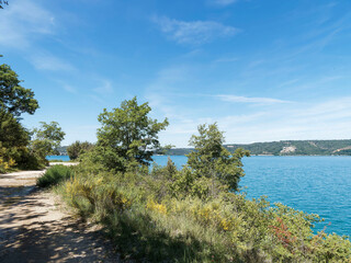 Paysages des Alpes-de-Haute-Provence - Le lac de Sainte-Croix avec vue sur la rive Nord depuis le sentier du GR 99. Sainte-Croix-du-Verdon, sa plage et sa magnifique baie à l'horizon 