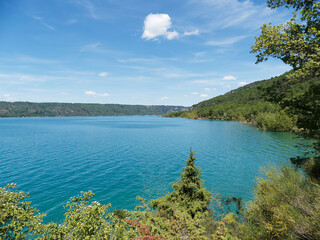  Le lac de Sainte-Croix dans les gorges du Verdon. En direction du Nord-Ouest le long du sentier GR 99 depuis le village de Bauduen au pied de la Colline du Defens 

