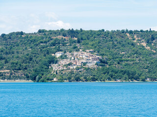 Lac de Sainte-Croix. Vue sur le village de Sainte-Croix du Verdon et sa plage et la colline de Bodinard dominant les falaises abruptes
