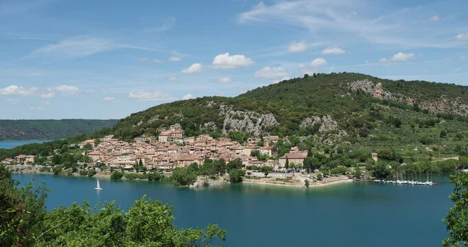 La Commune Varoise de Bauduen au pied de la Colline du Defens dominant le lac de Sainte-Croix. Vue depuis la D71 le long de la rive nord du lac de Sainte-Croix