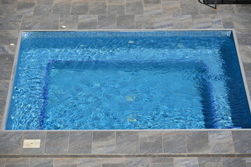 jacuzzi zewnętrzne błękitna woda