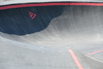 pump track trasa dla dzieci na deskorolkach i hulajnogach zabawa kółko chłopiec jedzie