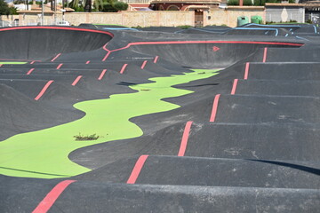 pump track trasa dla dzieci na deskorolkach i hulajnogach zabawa kółko chłopiec jedzie
