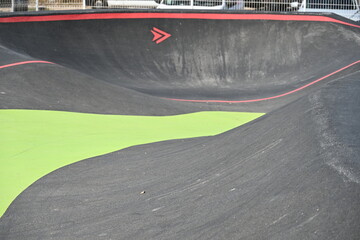 pump track trasa dla dzieci na deskorolkach i hulajnogach zabawa kółko chłopiec jedzie