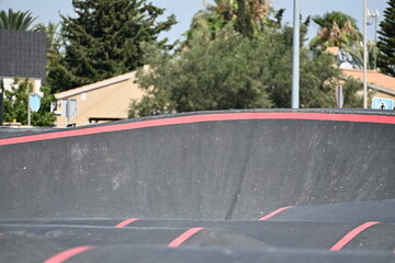 pump track trasa dla dzieci na deskorolkach i hulajnogach zabawa kółko chłopiec jedzie