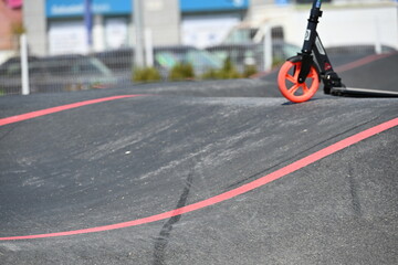 pump track trasa dla dzieci na deskorolkach i hulajnogach zabawa kółko chłopiec jedzie