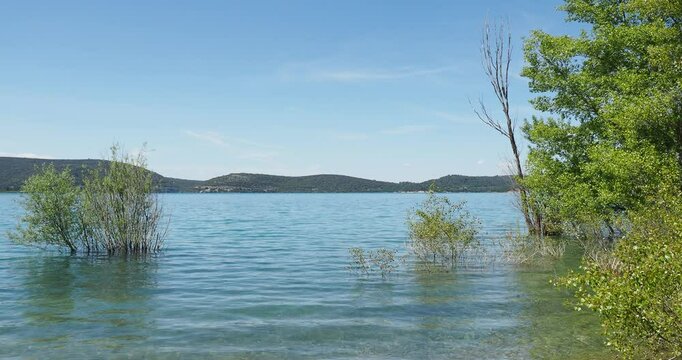 Le lac de Sainte-Croix au pied des monts Verdon avec ses magnifiques eaux turquoise, son rivage et des petites baies le long du sentier GR 99 depuis Bauduen
