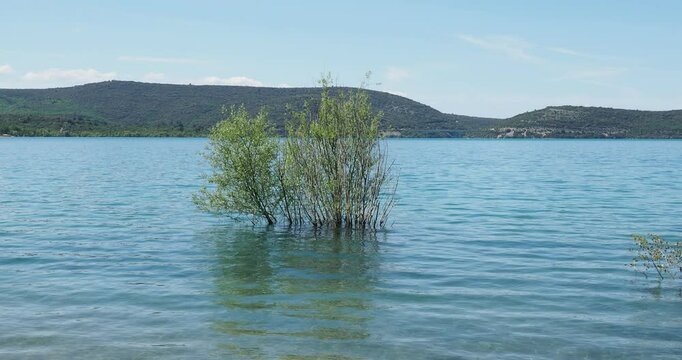 Le lac de Sainte-Croix depuis le sentier GR 99 depuis Bauduen avec vue sur la colline de Bodinard, le pont et le barrage sur le Verdon sur la rive oppos&eacute;e