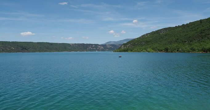 Le lac de Sainte-Croix , ses eaux calmes propices aux activit&eacute;s nautiques et p&ecirc;ches entour&eacute; de petites baies et plages au pied de Parc R&eacute;gionale du Verdon
