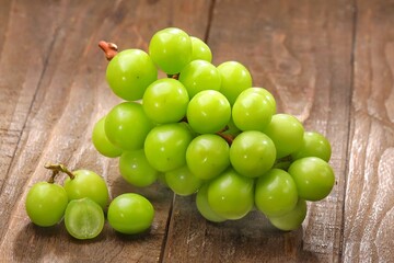 Anggur Muscat. Muscat grapes, especially the Shine Muscat variety, are a type of grape known for their distinctive sweet taste and unique muscat aroma.