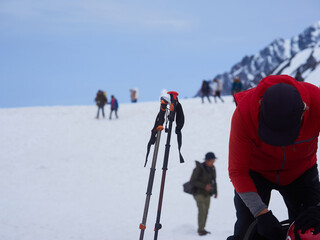 観光名所立山黒部アルペンルートの室堂の雪原と観光客の姿