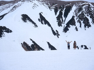 観光名所立山黒部アルペンルートの室堂の雪原と観光客の姿