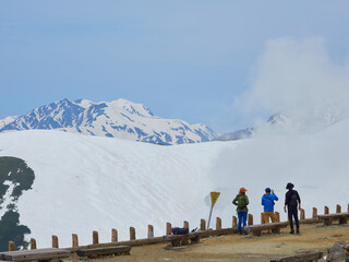 観光名所立山黒部アルペンルートの室堂の地獄谷の風景を見る観光客の姿