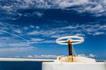 太平洋を行く船から晩夏の空を見上げる