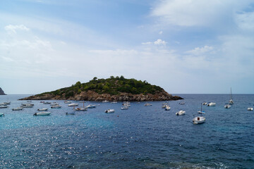 Boote am Hafen in Mallorca - Sant Elm - Balearen - Urlaub und Erholung - Meerblick