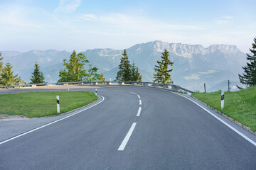 Landstrasse in den deutschen Alpen